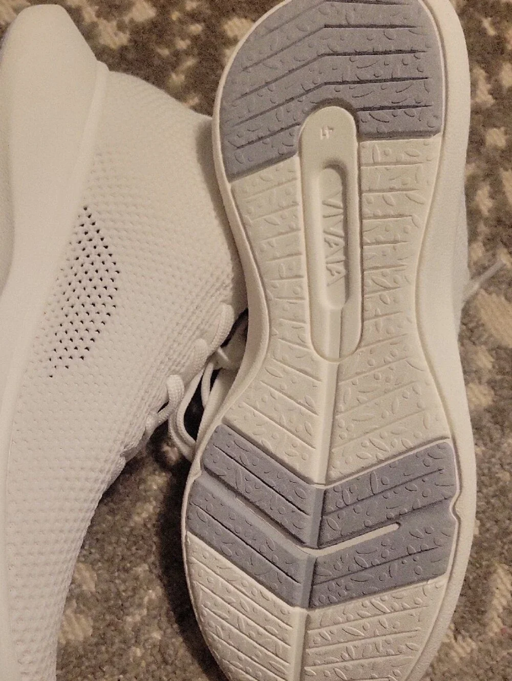 VIVALA Unixex Mwn And Women's White Lightweight Knit Sneakers